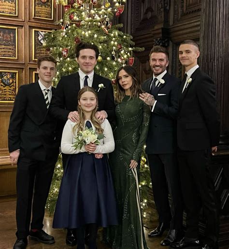 David Beckham stands on tippy-toes in family Christmas photo