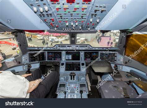 Airbus a350 cockpit: imágenes, fotos de stock y vectores | Shutterstock