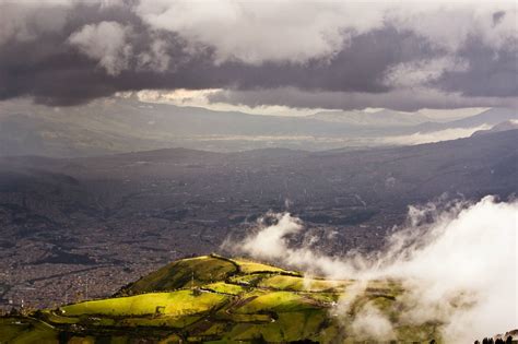 Quito Ecuador, as seen from the volcano above the city : pics