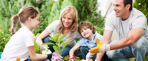 freegreatpicture-com-32426-portrait-of-a-family-gardening - Holidays + Kids