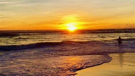 Ini Alasan, kenapa Pantai Batu Belig tempat yang bagus untuk melihat sunset