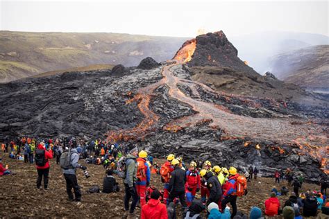 Iceland volcano eruption: Onlookers flock to see Mount Fagradalsfjall ...