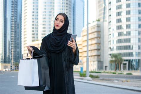 Middle Eastern Ethnicity Women Shopping Islam Stock Photos, Pictures ...