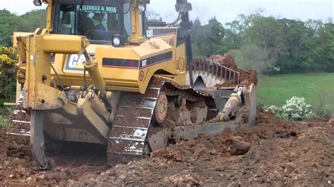 CAT D8T BULLDOZER USING RIPPER - YouTube