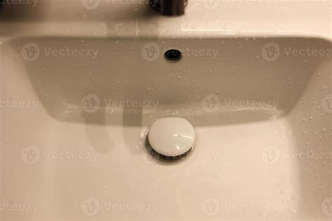 The clean white bathroom sink 17668496 Stock Photo at Vecteezy