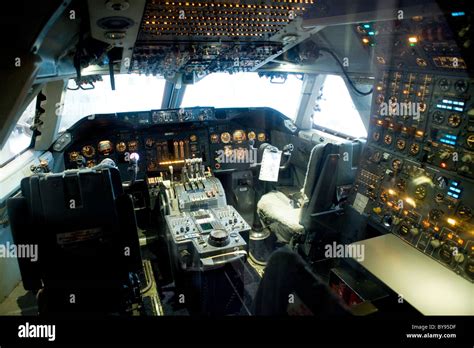 Cockpit view of Boeing 747 Jumbo jet Stock Photo - Alamy