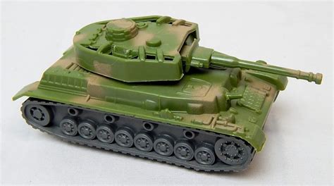 German WWII Panzer IV Style Green Camo Armor Turret Plastic Tank