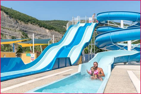 Piscine avec toboggan 03 - Famille et bébé