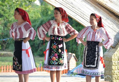 Romanian people traditional dress port popular - Romania Photo ...