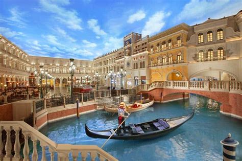 Venetian Gondola Ride: Prices, Hours, Tips