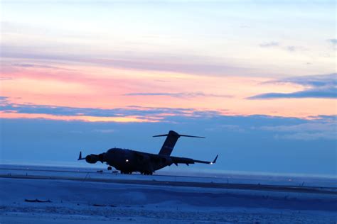 Interesting photos show a C-17 cargo plane landing on an icy runway ...