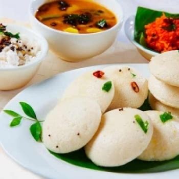 Idli Sambhar With Coconut Chutney (Idli- 3 pcs)