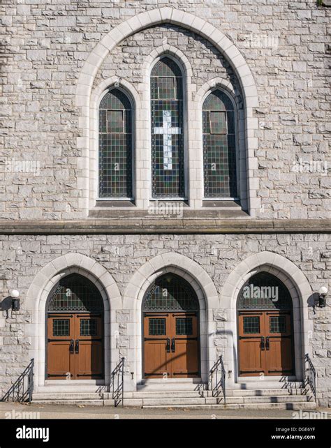 Baptist church doors hi-res stock photography and images - Alamy