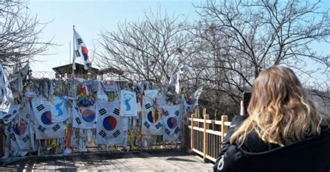 Report: North Korean defector who vaulted over DMZ fence is former ...