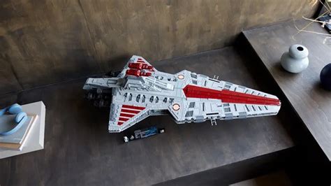 LEGO Star Wars UCS Venator прави компромиси, когато става въпрос за хангари