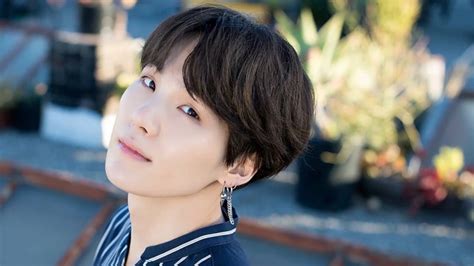 BTS' Suga Serenades Fans In His VLive Broadcast