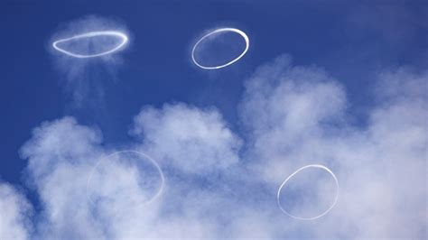 Volcano in Italy sends smoke rings into the sky