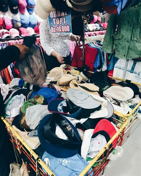 Travel in Style: Belanja Baju-baju Secondhand di Pasar Baru dan Pasar Senen