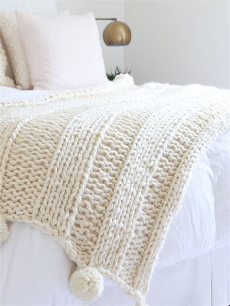 FREE chunky knit blanket pattern. Knit a blanket in a weekend! Easy ...