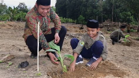 Pj Gubernur Sulsel Ajak Santri Tanam Pisang Cavendish