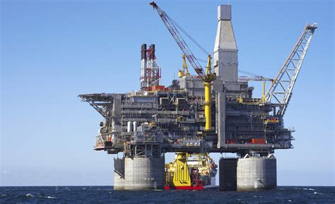 Oil rig life - What's it like living on an offshore oil platform ...