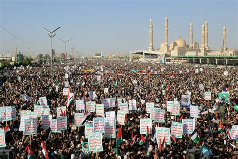 Massive protest in Sanaa after US, UK strikes on Yemen rebels - Digital ...