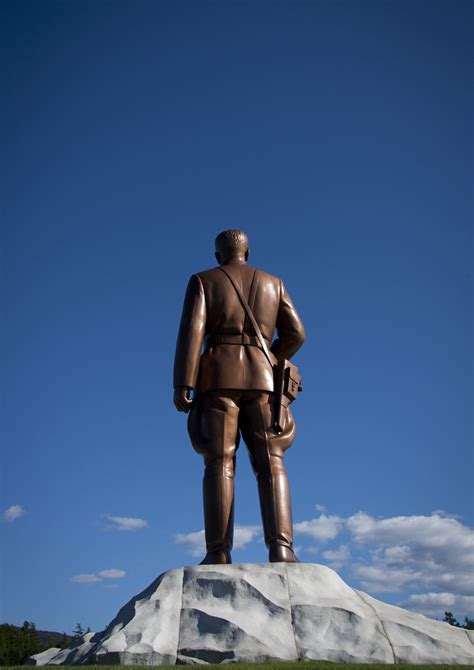 Forbidden angle of Kim Il Sung statue! North Korea | Flickr