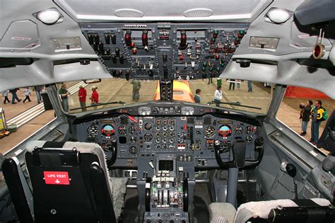 Boeing 727 Cockpit - a photo on Flickriver