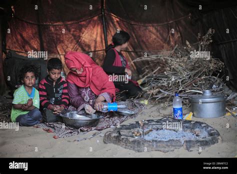 Rafah, The Gaza Strip, Palestine. 7th May, 2020. A Palestinian family ...