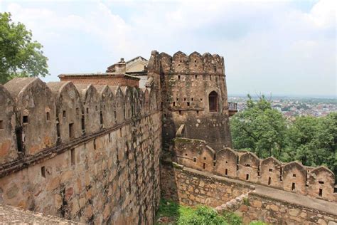 Jhansi Fort | History, Timings, Entry Fee, How to Reach | Holidify