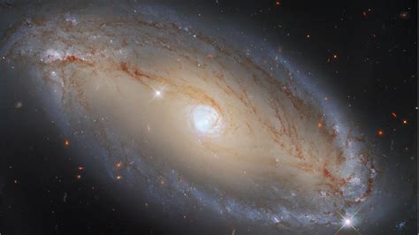 Hubble telescope spots celestial 'eye,' a galaxy with an incredibly ...