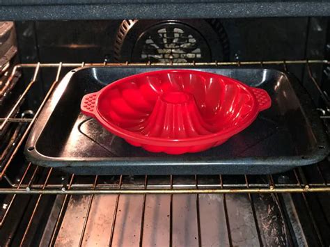 How to Use Silicone Bakeware: 14 Baking Tips and Tricks – Baking Nook ...