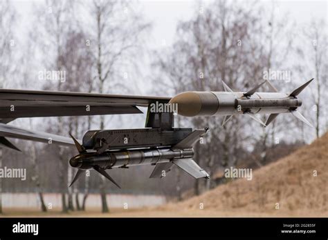 Live AIM-9M and AIM-120 AMRAAM missiles on a F-16 jet Stock Photo - Alamy