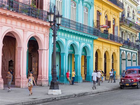 Explore-the-colorful-buildings-of-Habana-Vieja-Old-Havana- CONASÜR