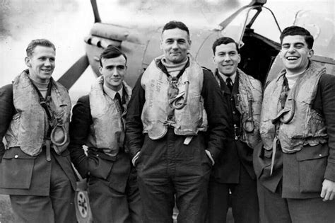 ENGLAND 1940 ... RAF pilots in Hornchurch,Essex in front of a ...