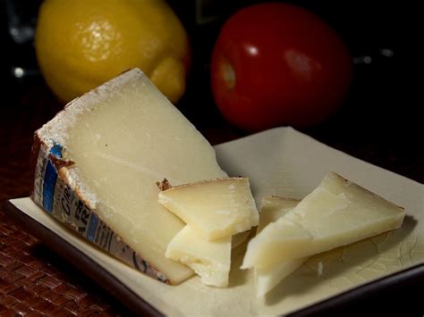 File:Pecorino Sardo Cheese.jpg - Wikipedia