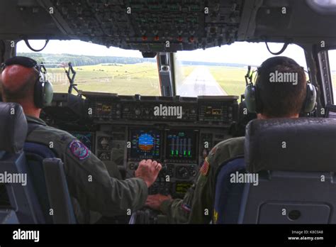 C-17 Globemaster III Cockpit Stock Photo - Alamy