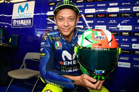 Rossi unveils 'Mugiallo' helmet | MotoGP™ Yamaha Motogp, Valentino ...