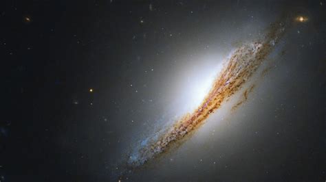 Hubble Telescope reveals a rare galaxy with a luminous heart (photo ...