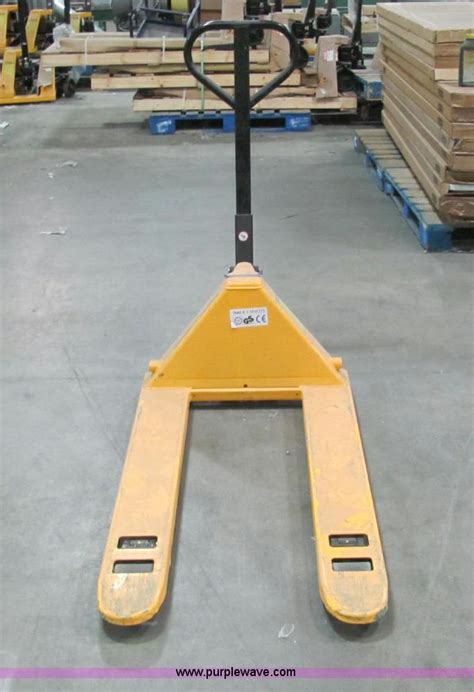 (2) ULine H-1043 pallet jacks in Valley Center, KS | Item E2694 sold ...