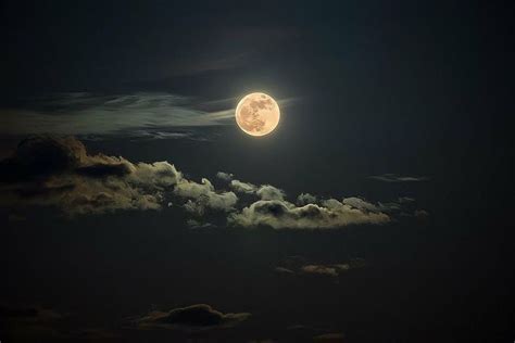 Pin by Ecesu on Art | Full moon pictures, Moon pictures, Beautiful moon