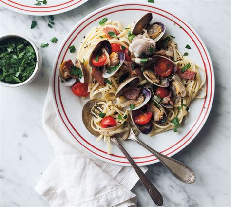 Linguine with Clams, Bacon and Tomatoes - Williams-Sonoma Taste