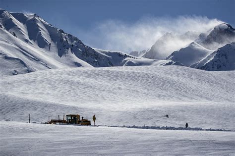 Photos of a 'Mammoth' snowfall: California town gets hit with 10 feet ...