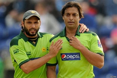 Fashion News: Shoaib Akhtar Bowling.