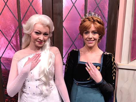 PHOTOS: Anna and Elsa Debut New "Frozen 2" Costumes at Character Close ...