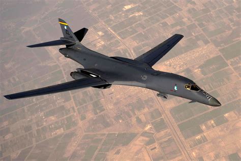 B-1B LANCER: Unveiling the рoweг and Speed of America's Supersonic Jet ...