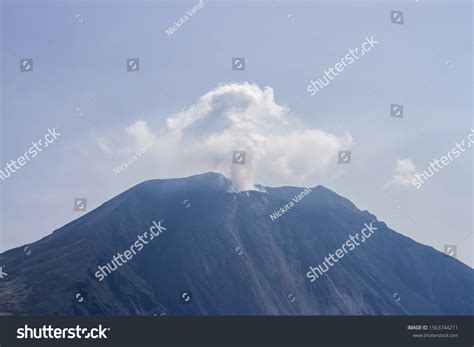 Disaster Volcano Eruption Sea Smoke Cloud Stock Photo 1563744211 ...