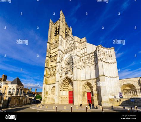 Auxerre cathedral burgundy hi-res stock photography and images - Alamy