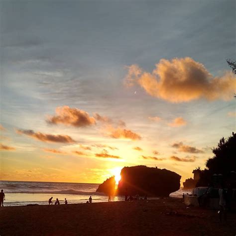 Sunset yang cantik di Pantai Kukup, pantai di Yogyakarta yang indah ...