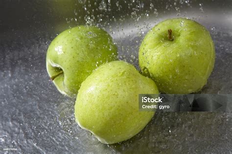 Apel Hijau Foto Stok - Unduh Gambar Sekarang - Air, Apel, Buah - iStock